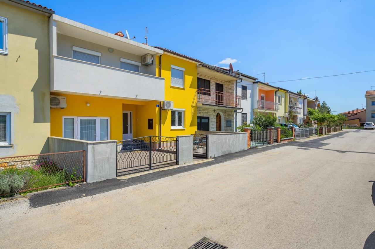 House With Apartments Mila Umag Exterior foto