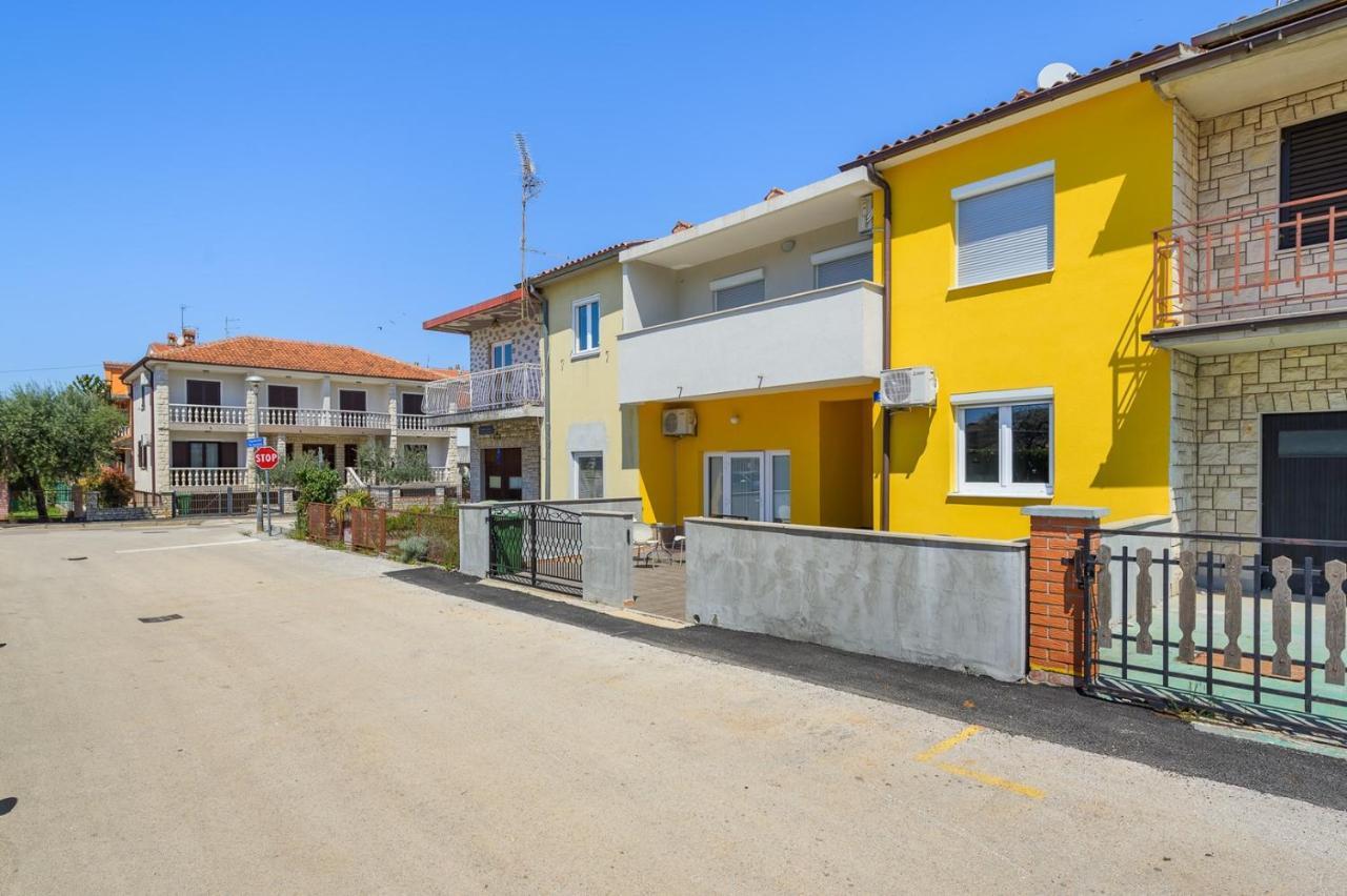 House With Apartments Mila Umag Exterior foto
