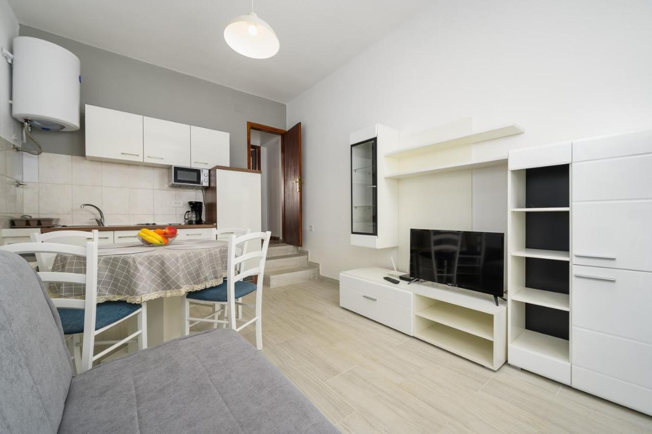 House With Apartments Mila Umag Exterior foto