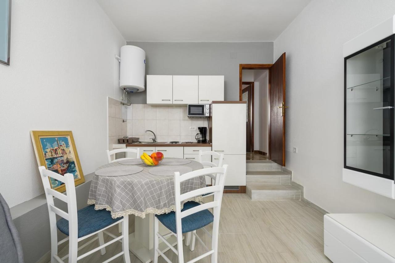 House With Apartments Mila Umag Exterior foto